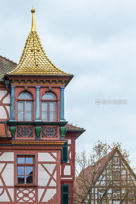 德国巴伐利亚州施瓦巴赫，带金色屋顶山墙的半木房子