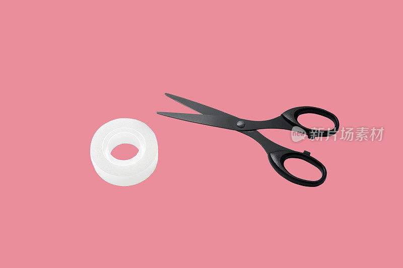 用剪刀和胶带剪出粉色