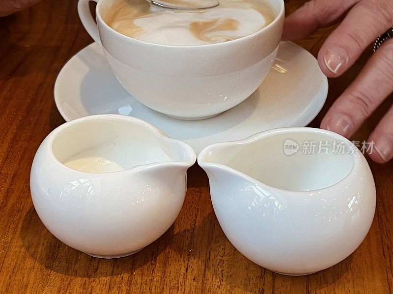 两个咖啡牛奶壶