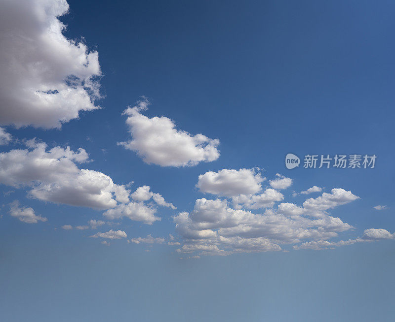 蓝色的夏天天空与白云完美的天空背景