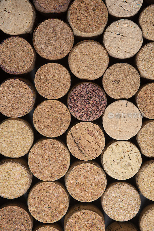 垂直视图排列的葡萄酒瓶塞米色色调与单一的红酒软木塞