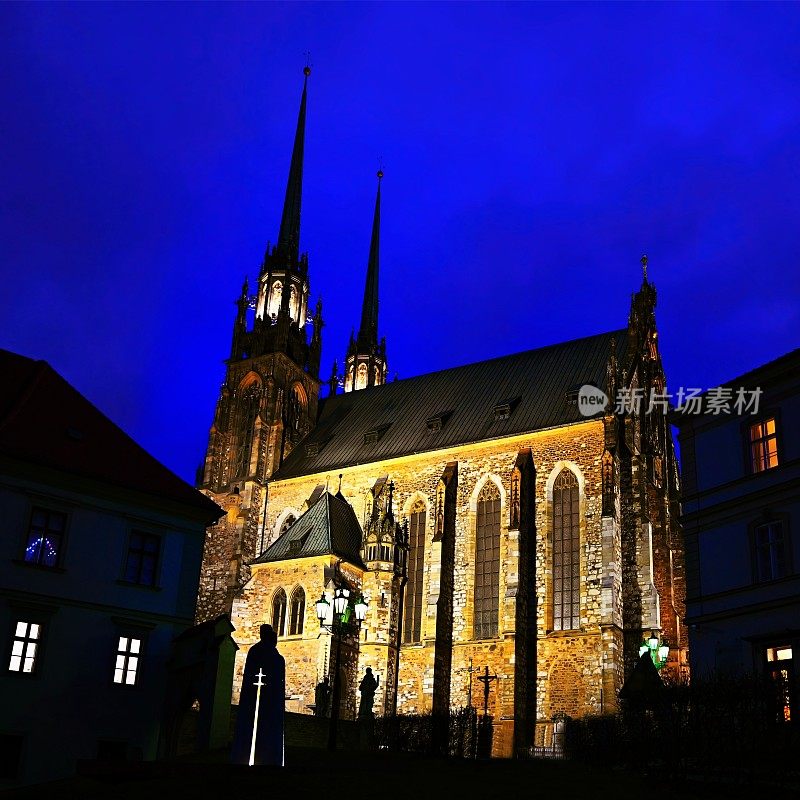彼得罗夫，圣彼得和保罗大教堂。布尔诺市-捷克共和国-欧洲。美丽的老建筑夜景照片。