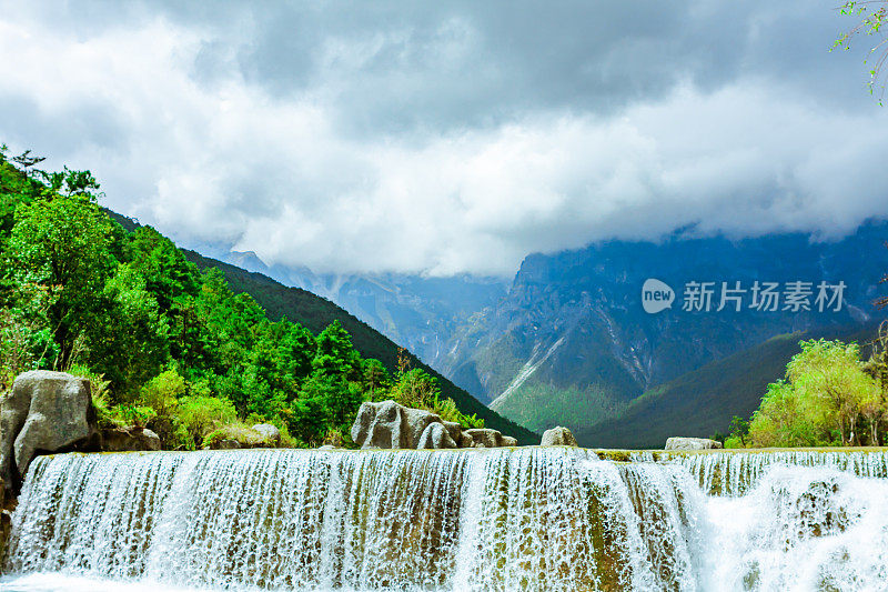 溪流和瀑布，高山和远山，云景，郁郁葱葱的树林