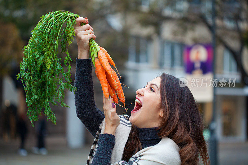 年轻女子吃胡萝卜