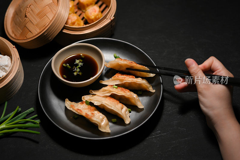 女性喜欢用筷子吃亚洲煎饺或煎饺