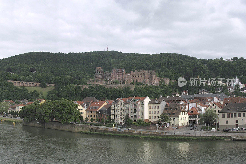 海德堡城堡与海德堡镇隔内卡尔河相望，德国