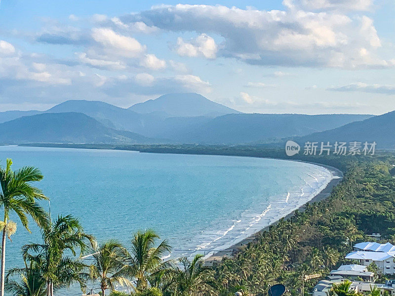 阳光明媚的一天，澳大利亚昆士兰，道格拉斯港海滩和海洋