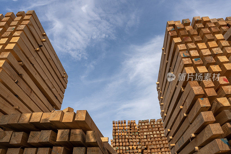 加工整齐的工业木材堆放在木材仓库