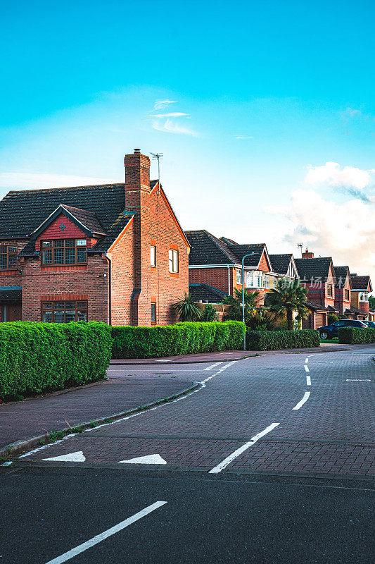 英国一条现代砖砌住宅开发项目上的街道。