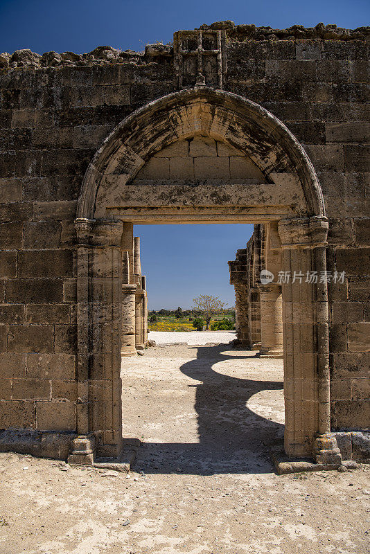 通过门廊观看拜占庭砂岩教堂结构的拱门和柱子