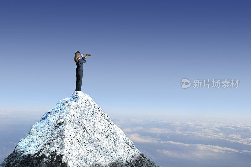 站在山顶的女人用望远镜眺望远方