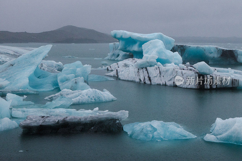 冰岛南部Jokulsarlon(湖)的冰块和浮冰