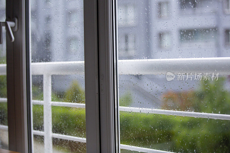 雨季湿窗特写