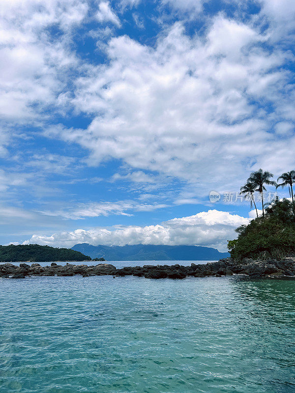 夏天的天空在海上。