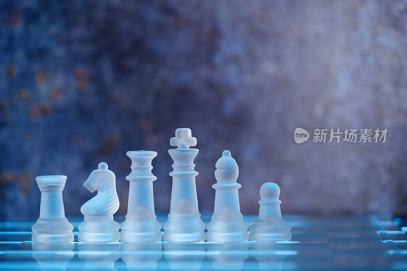 蓝色背景的一组棋子