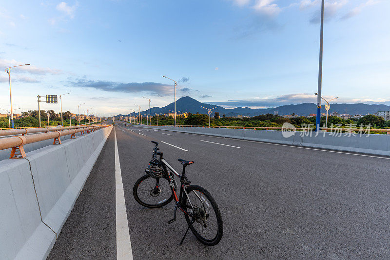 自行车停在平原上的高速公路上