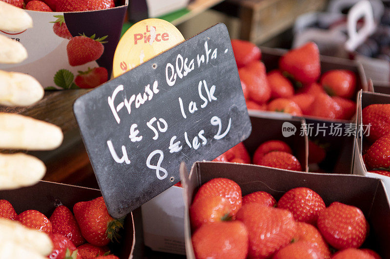 蔬菜水果店外陈列着草莓