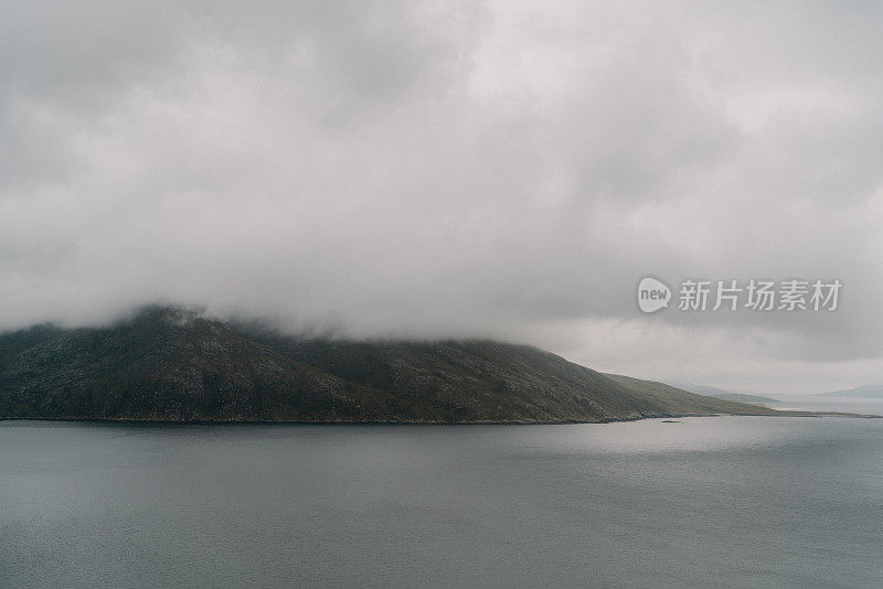 穆迪海湾的水，山和风暴云