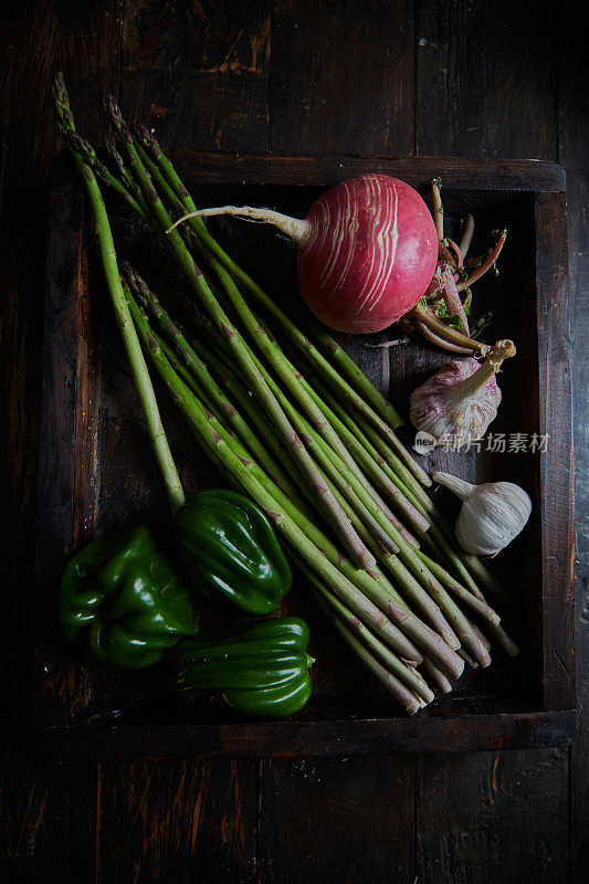 新鲜蔬菜:芦笋、青椒、夏萝卜、大蒜