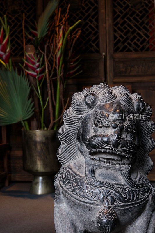 中国的守护狮子雕像foo狗在房子入口