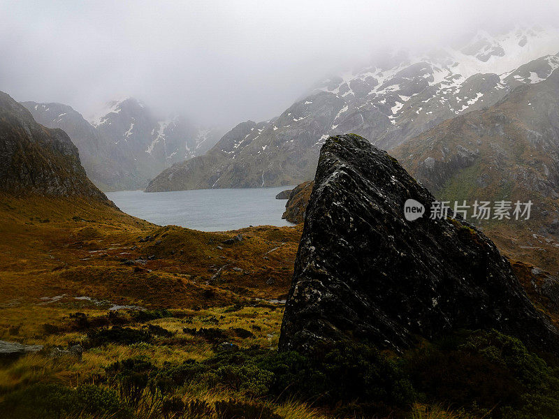 哈里斯湖在暴雨和强风中。接近哈里斯峰，路特本赛道，新西兰。