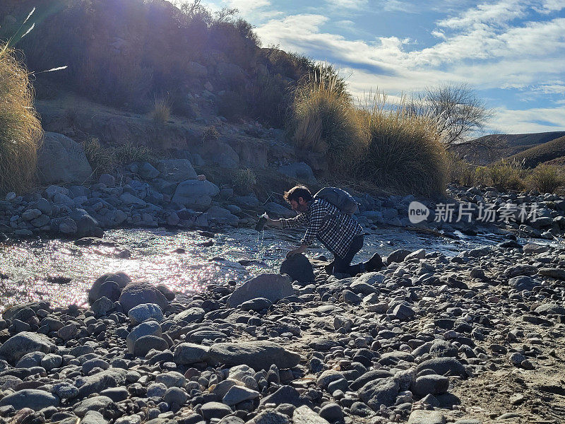 一个人走过山景