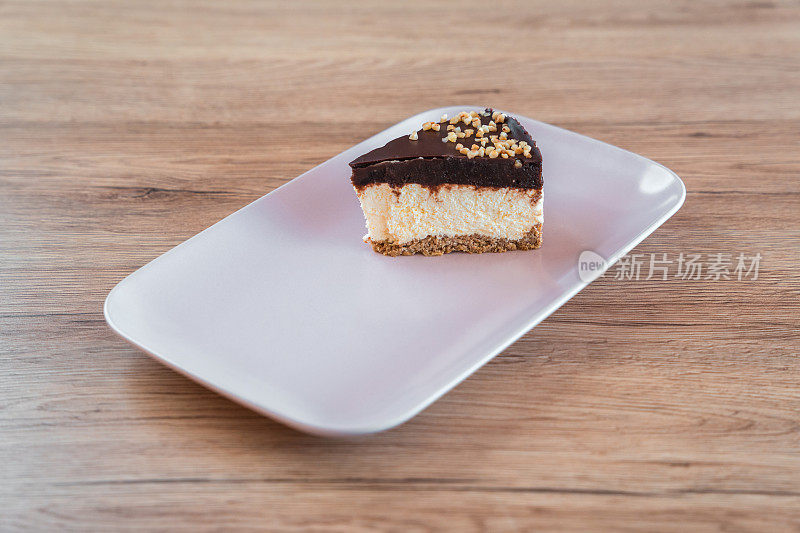 白色盘子上的一片巧克力芝士蛋糕