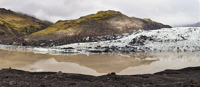 Sólheimajökull冰岛南部的冰川泻湖和山脉全景图