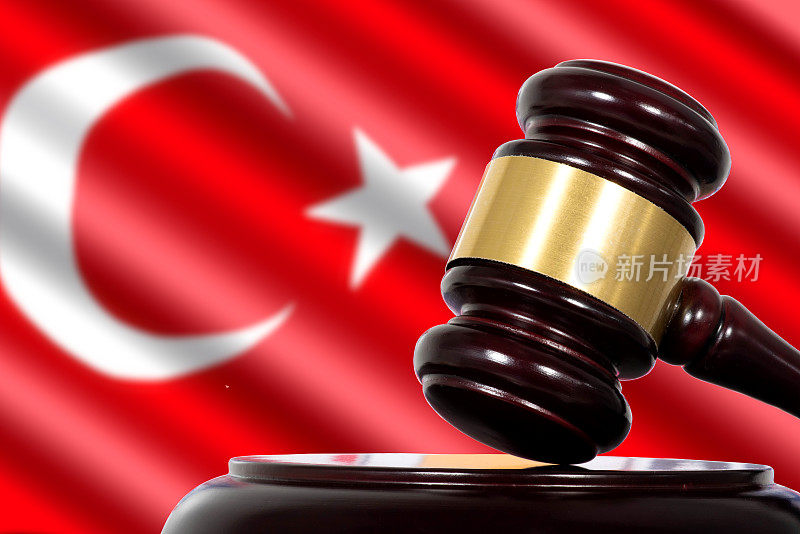 土耳其国旗，法庭和法官的锤子