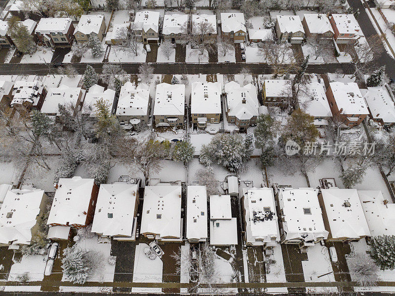 加拿大多伦多，北约克地区冬季降雪期间的住宅区