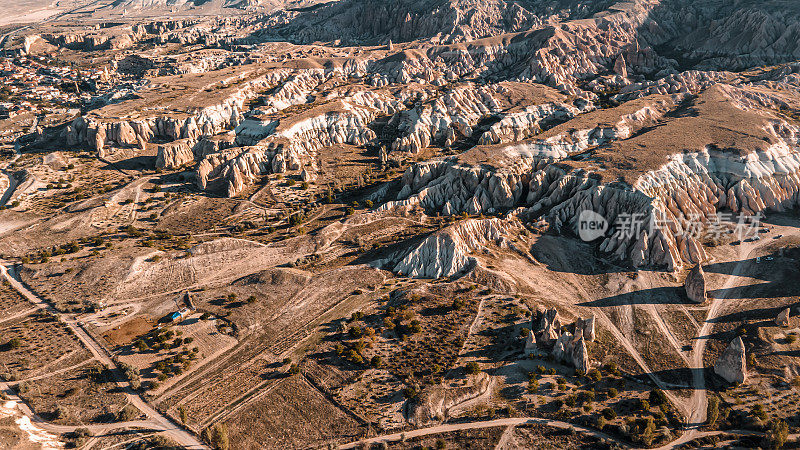 土耳其的中安纳托利亚地区。卡帕多西亚周围火山凝灰岩的无人机全景图。