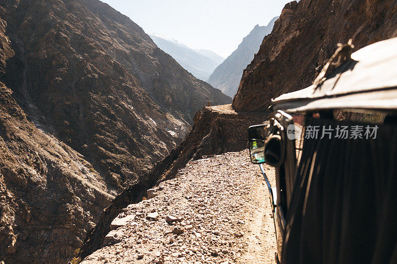 通往喜马拉雅山南迦帕尔巴特山附近仙女草地的极其危险的道路