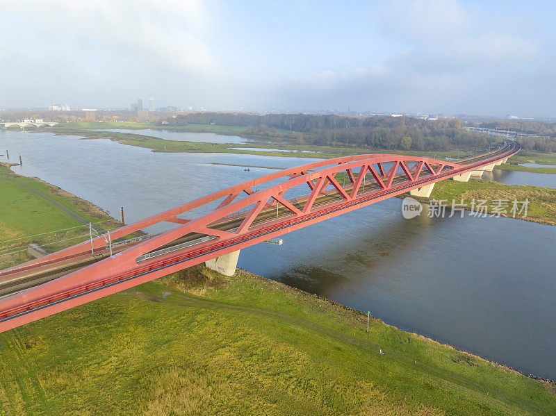 hanzebog火车桥从上方横跨IJssel河