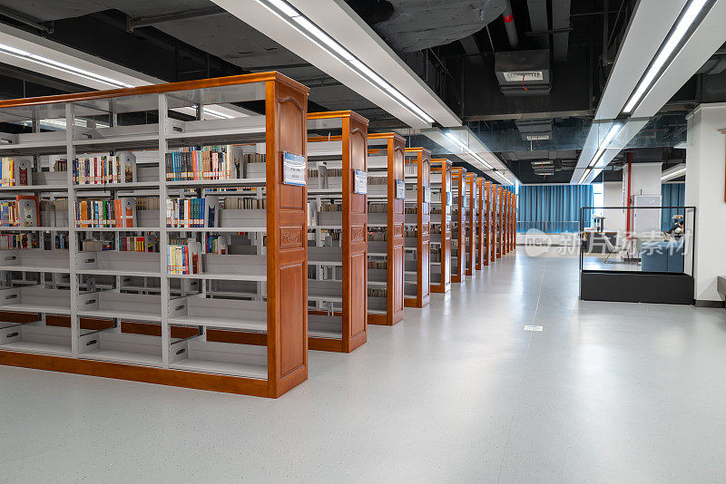 大学图书馆的书架