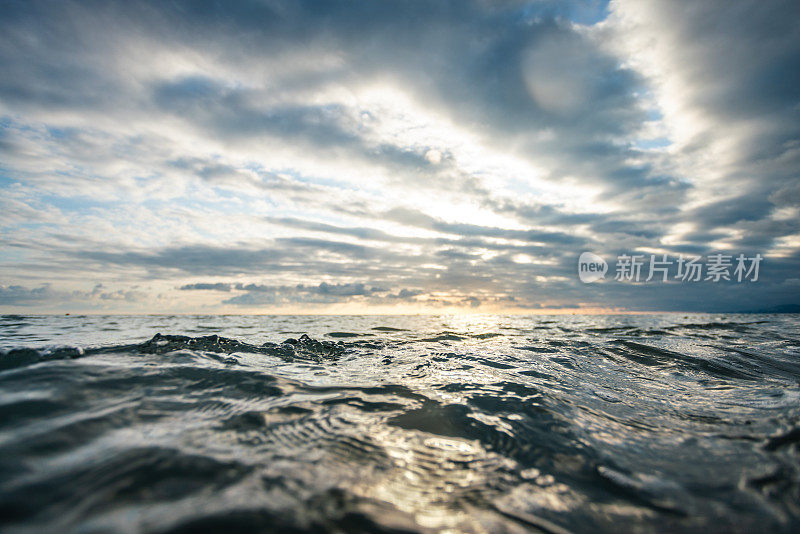 日落时的海浪