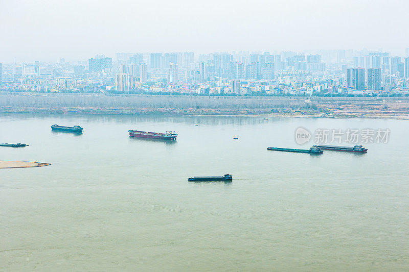 长江流域的货运船舶