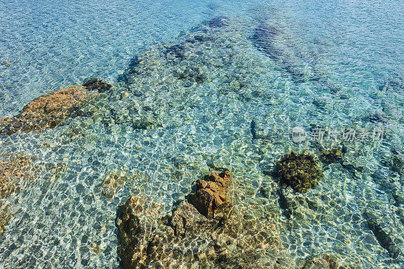 撒丁岛翡翠海岸清澈的海水