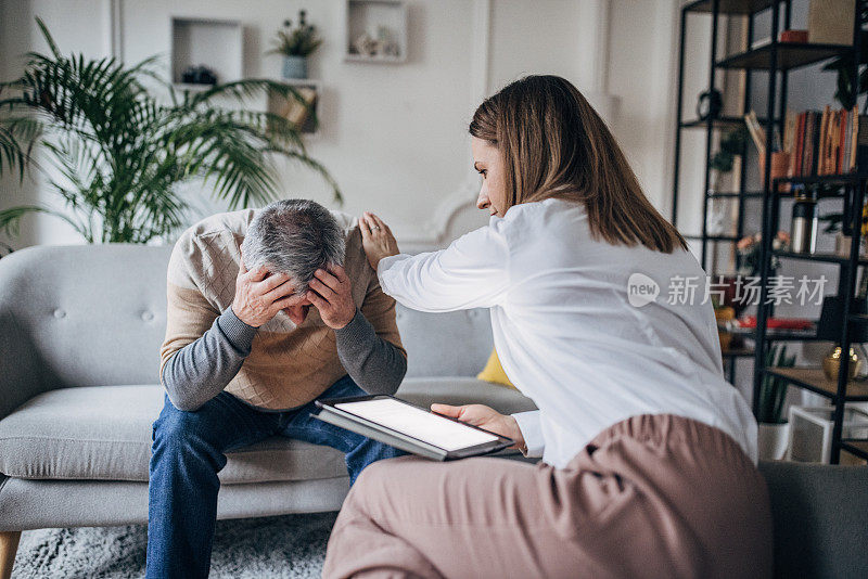 心理治疗，年轻的女医生与老年男子交谈，伸出援助之手