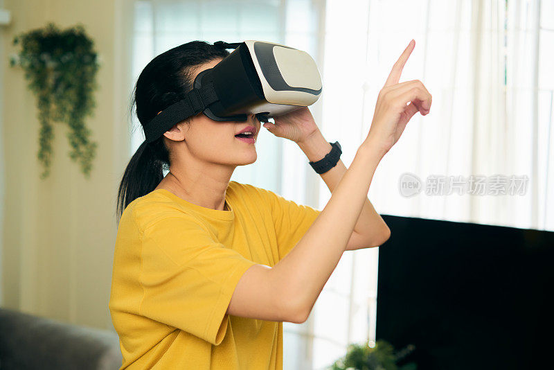 亚洲女性正在体验虚拟现实眼镜。虚拟现实虚拟世界概念。新科技未来生活方式