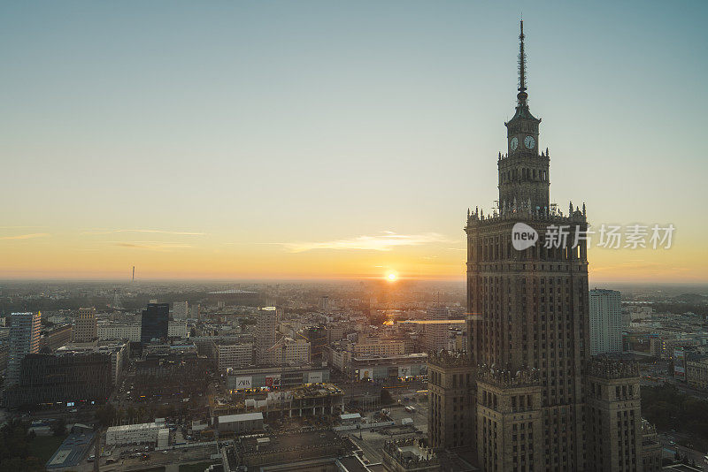 波兰华沙市日出时的鸟瞰图