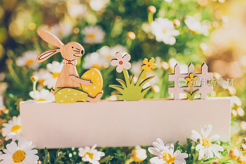 近距离的一个空复活节板与可爱的兔子和鸡蛋装饰作为你的复活节短信的模型