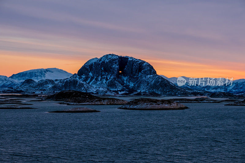 美丽的日出在挪威山脉