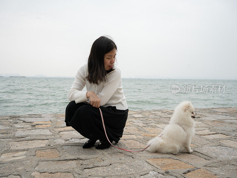 海边的女人和她可爱的狗