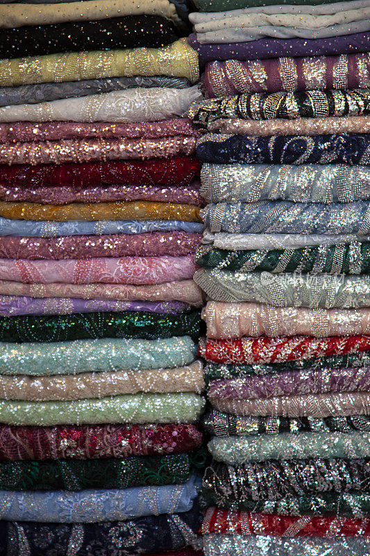 迪拜老城一家商店里出售的传统东方布料