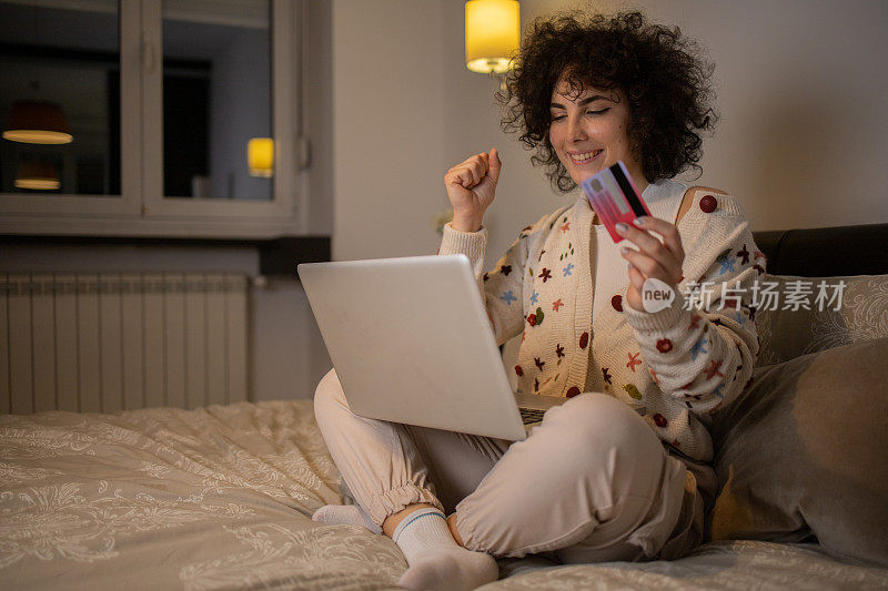 一个女人用信用卡在网上购物