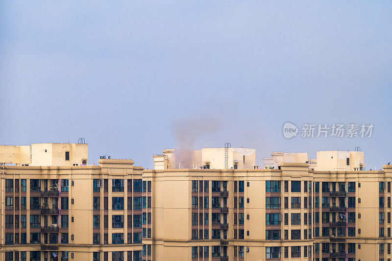 高层住宅楼着火了