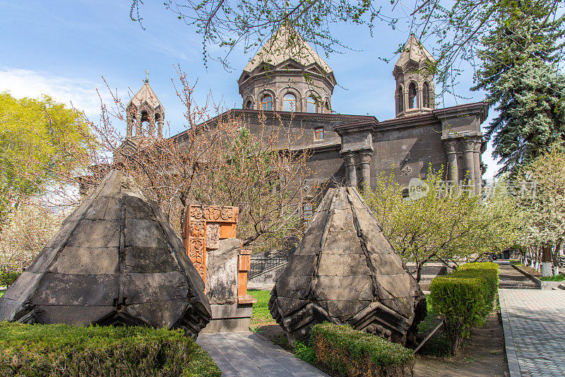 亚美尼亚Gyumri市Vartanants广场上的大教堂。