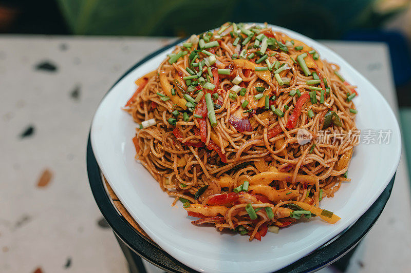 面条和满洲蔬菜在一碗食物库存照片