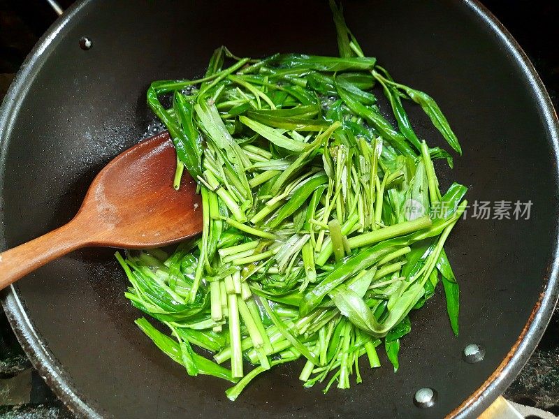 炒菜——牵牛花菜的准备。