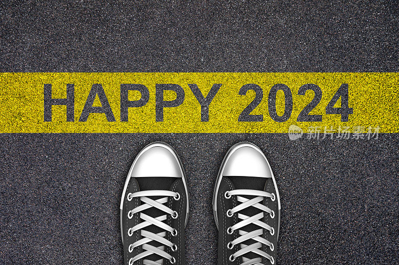 2024年新年，人们在柏油路上等待